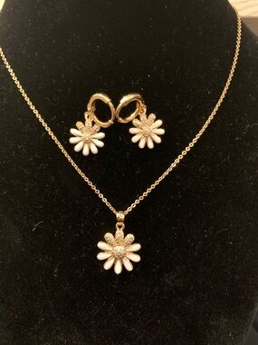 Gold and White Daisy Necklace & Earring Set